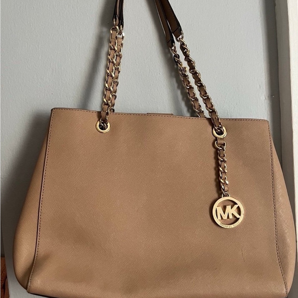 Michael kors tan saffiano leather should tote bag with chain & magnetic closure